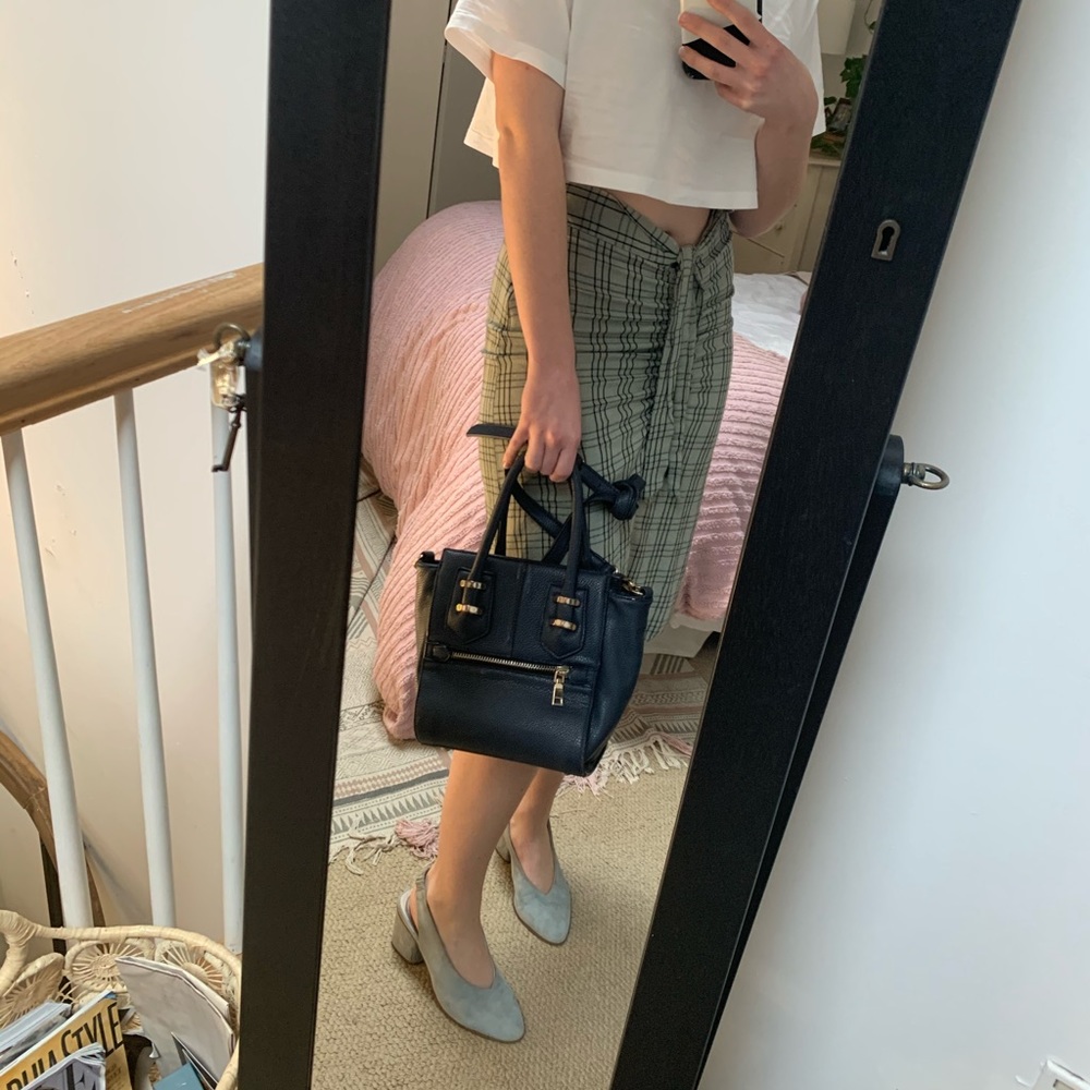 Navy purse with gold details 🌊